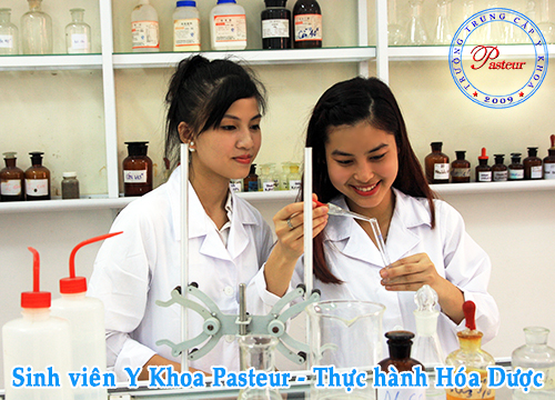 Sinh viên y khoa Pasteur thực hành hóa dược
