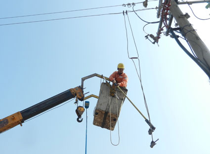 Nguy cơ mất an toàn lao động mùa mưa