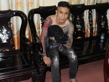 CSGT ra đòn bắt 2 đối tượng mang ma túy và súng ngắn