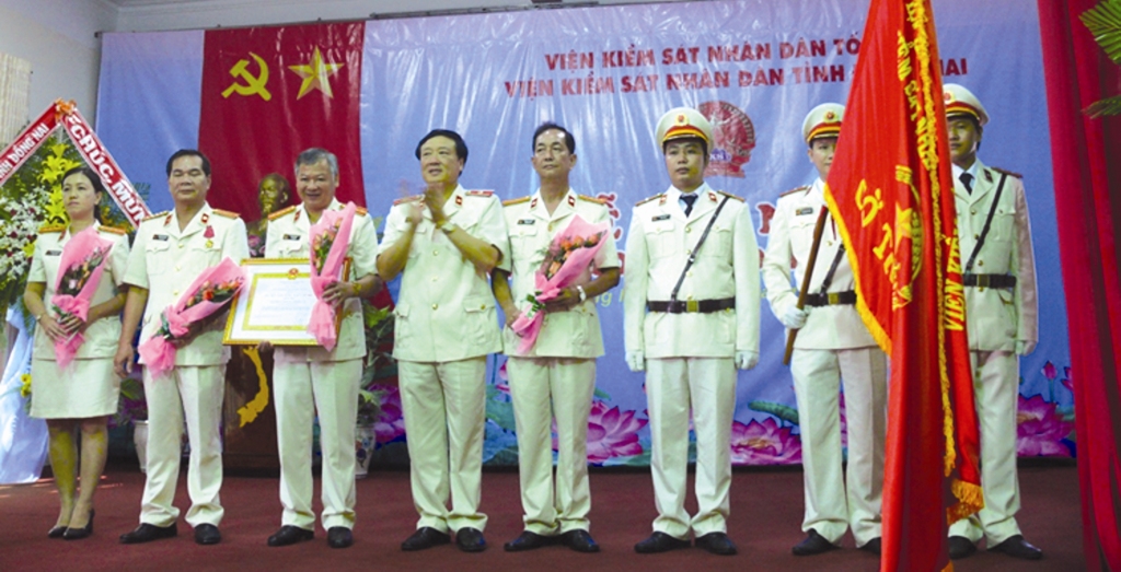  Đồng chí Nguyễn Hoà Bình, Viện trưởng VKSNDTC thừa uỷ quyền Chủ tịch nước trao tặng Huân chương Lao động hạng Nhất cho VKSND tỉnh Đồng Nai.