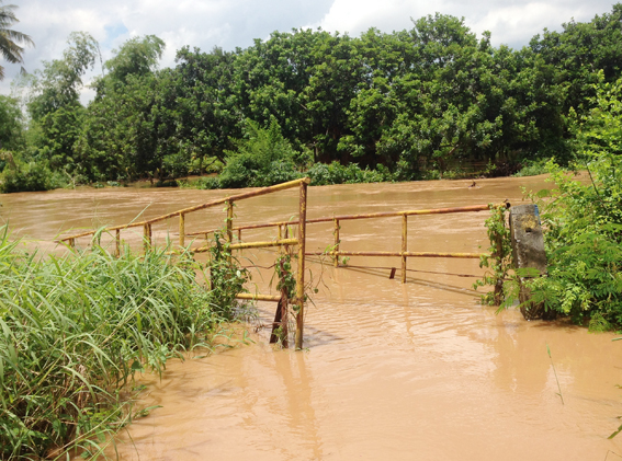 Lũ cuốn sập cầu Bà Cải
