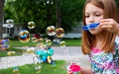 Nguy cơ nhiễm khuẩn và hóa chất độc hại từ đồ chơi thổi bong bóng xà phòng