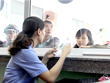 Hành khách hài lòng với vé tàu điện tử