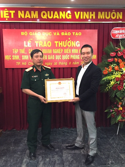 Đại diện Vụ giáo dục Quốc phòng trao tặng bằng khen của Bộ trưởng Bộ GD & ĐT cho FrieslanCampina Việt Nam