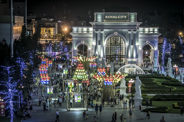 Vườn cổ tích bằng đèn lồng lớn nhất Việt Nam với ánh sáng rực rỡ tại quảng trường Royal City.
