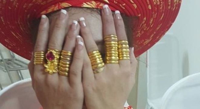 Cô dâu Quảng Nam vàng đeo kín tay gây xôn xao