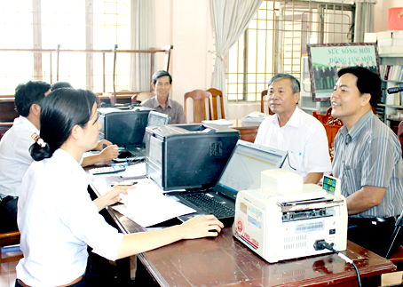 Gia đình nghèo đỡ gánh nặng học phí cho con