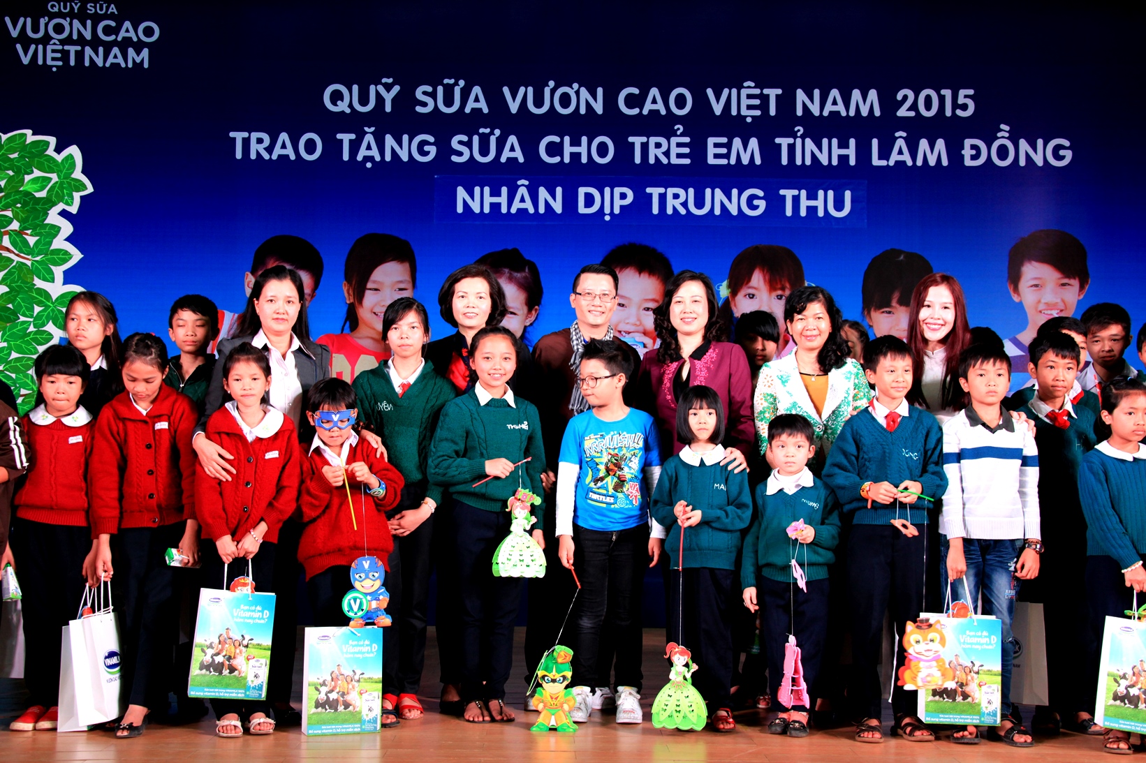 Ban Điều hành Quỹ sữa Vươn cao Việt Nam, đại diện Vinamilk và các Đại sứ chương trình cùng chụp ảnh lưu niệm với trẻ em tỉnh Lâm Đồng