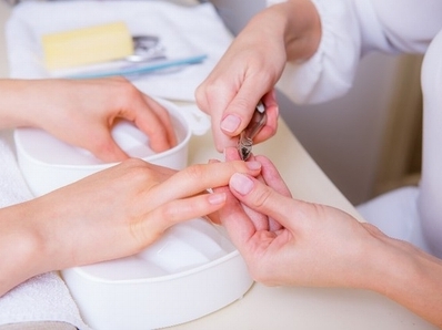 Coi chừng mắc bệnh nguy hiểm làm móng tay