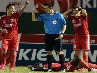 Khi cầu thủ Việt chưa thể tự bảo vệ