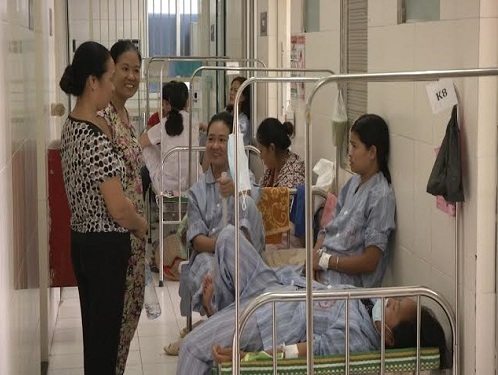 Sốt xuất huyết lên đỉnh dịch, bệnh nhân phải nằm hành lang
