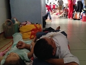 TPHCM Bệnh viện quá tải cả hành lang vì sốt xuất huyết