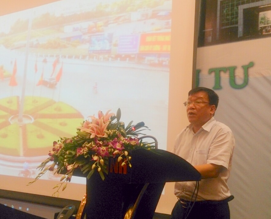 ảnh: Ông Phạm Thanh Hồng – Phó Ban quản lý Kinh tế tỉnh Quảng Ninh giới thiệu quy hoạch KKTCK Móng Cái