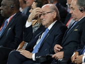 FIFA đình chỉ công tác chủ tịch Sepp Blatter