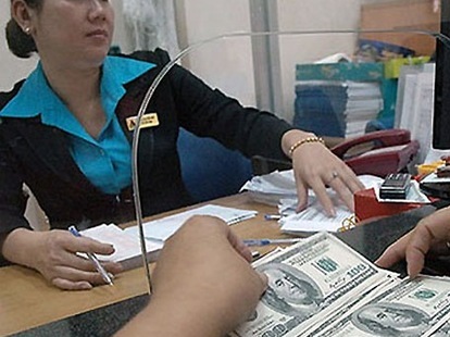 Giá USD sụt giảm kỷ lục