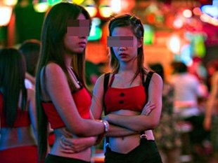 Luật ngầm tàn khốc trong thế giới tay vịn karaoke P2