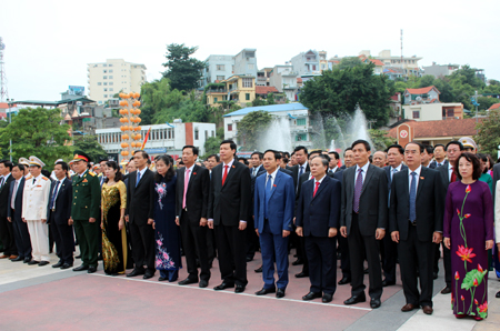 Các đại biểu đặt vòng hoa và dâng hương tại Đài tưởng niệm các anh hùng liệt sỹ TP Hạ Long và nghĩa trang liệt sỹ Hà Tu, TP Hạ Long