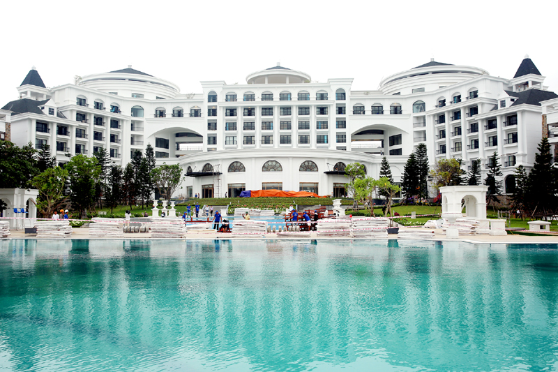 Khách sạn nghỉ dưỡng biển cao cấp VinPearl Hạ Long Bay Resort cao 9 tầng với 384 phòng nghỉ đạt tiêu chuẩn 5 sao cùng các tổ hợp nhà hàng ẩm thực, trung tâm hội nghị quốc tế, khu vui chơi giải trí karaoke, bar, bể bơi và bãi cát tắm biển… được gắn biển Công trình chào mừng Đại hội đảng bộ tỉnh Quảng Ninh