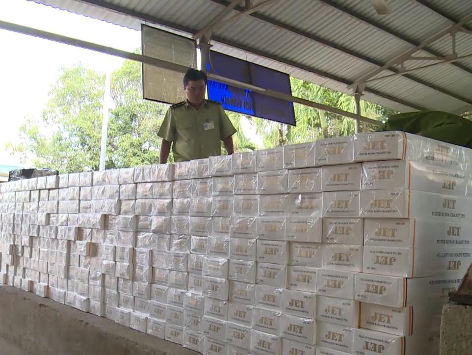 Bắt giữ 2 ô tô vận chuyển 40 000 bao thuốc lá nhập lậu