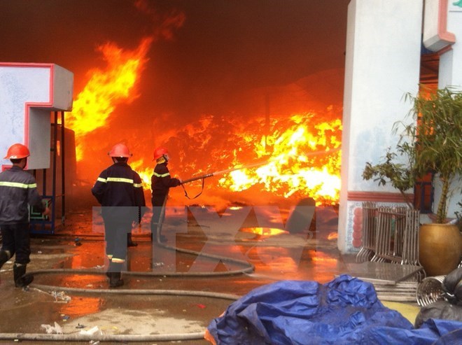 Hà Nội Bà hỏa ghé thăm làng nghề, 1 000m2 nhà xưởng bị thiêu rụi