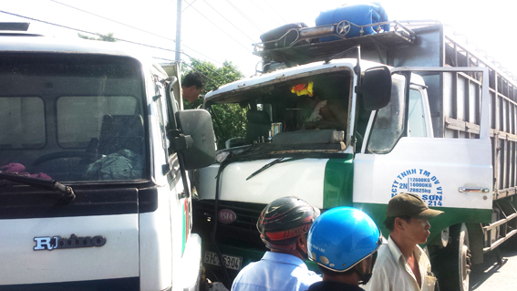 Đi vào làn xe ô tô, một người bị xe tải tông nhập viện