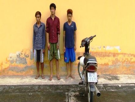 Dùng dao khống chế bị hại cướp tài sản