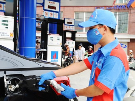 Xăng giảm giá nhẹ, dầu tăng giá