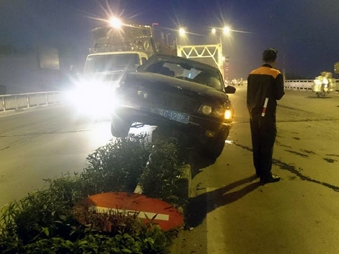 Hà Nội Xe BMW biển xanh chễm chệ trên dải phân cách