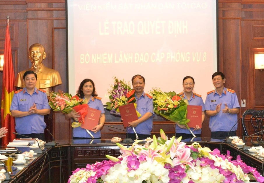  Phó Viện trưởng VKSNDTC Lê Hữu Thể trao quyết định và tặng hoa chúc mừng các đồng chí được bổ nhiệm.