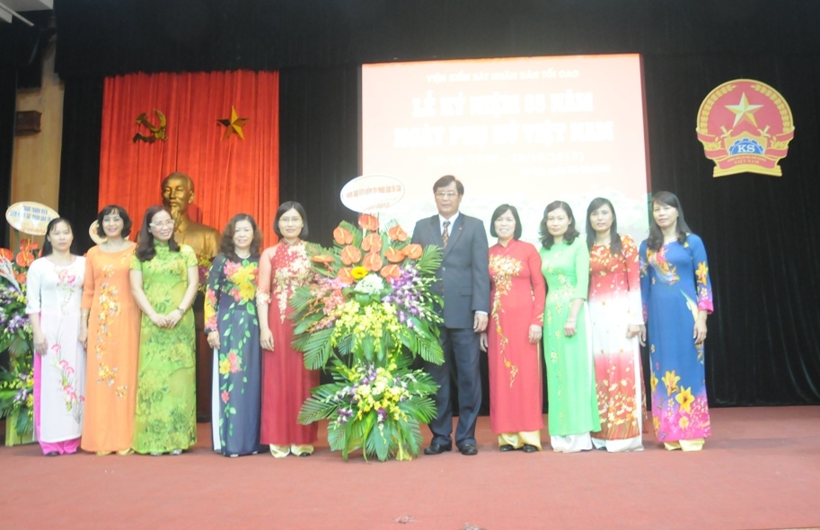  Đồng chí Trần Công Phàn- Phó Viện trưởng VKSNDTC, Trưởng Ban Vì sự tiến bộ phụ nữ cơ quan VKSNDTC tặng hoa chức mừng Ban Nữ công.