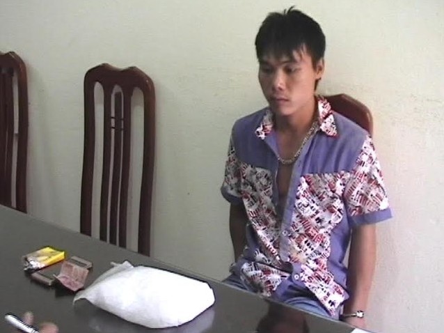 Bắt quả tang đối tượng vận chuyển 1kg ma túy đá