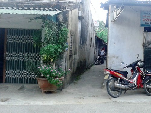 Người đàn ông dùng dao tự đâm vào bụng rồi cố thủ trong nhà