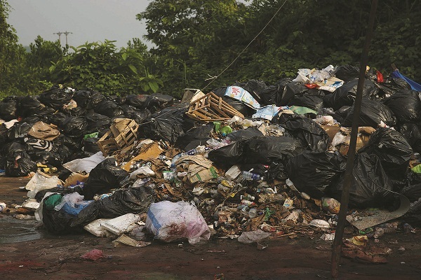 Đường lên tiên cảnh Bà Nà Hills ngập tràn rác thải