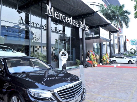 Né tăng thuế, dân Việt ồ ạt rủ nhau mua xe sang