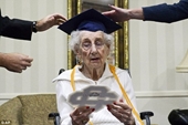 Cụ bà 97 tuổi bật khóc nhận bằng tốt nghiệp trung học