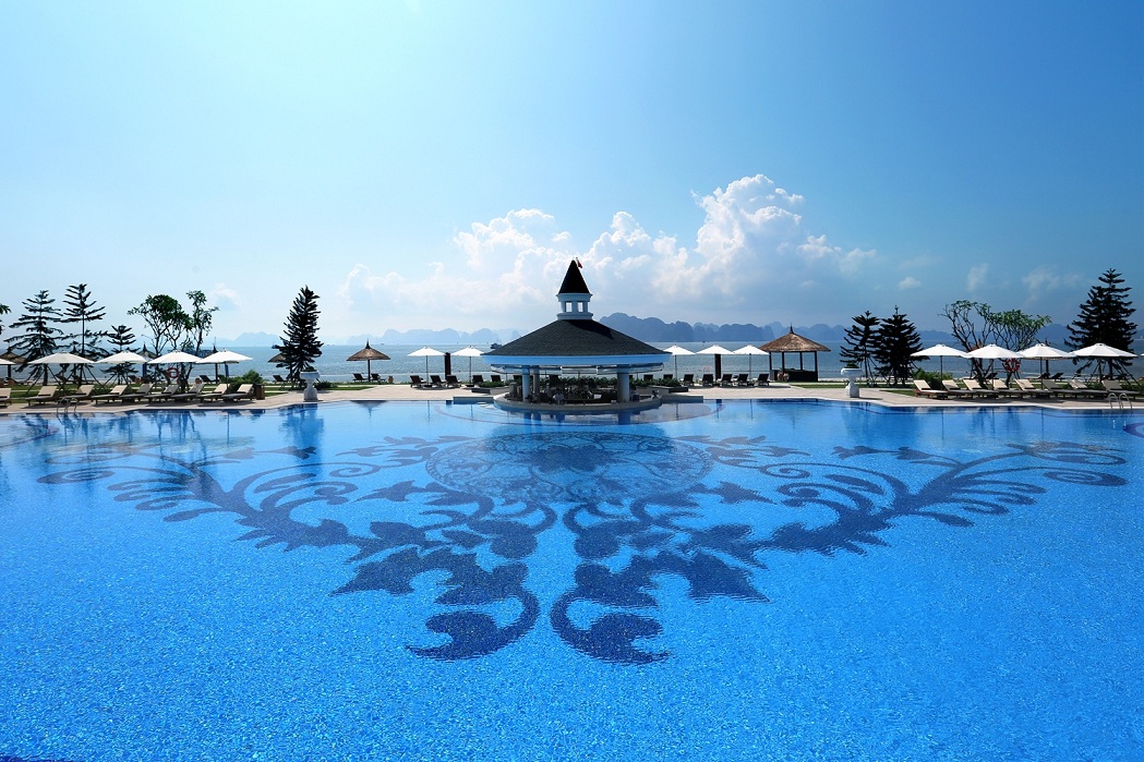 Vinpearl Ha Long Bay Resort có vị trí độc đáo giữa Vịnh Hạ Long