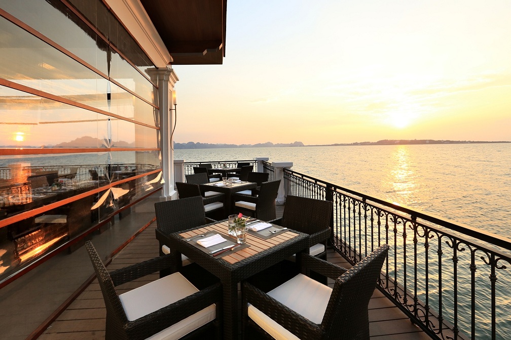 Nhà hàng nối giữa đại dương của Vinpearl Ha Long Bay Resort