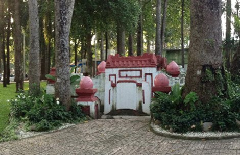 Chuyện lạ mộ cổ Sài Gòn