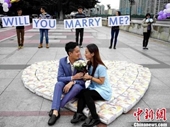 Chàng trai dùng 4 500 miếng bỉm trẻ con để cầu hôn bạn gái