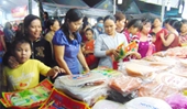 Phiên chợ hàng Việt về xã Mỹ Long