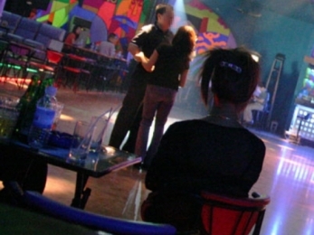 Những độc chiêu săn phi công của quí bà trong các phòng trà Đột nhập thiên đường săn phi công  Kỳ 1