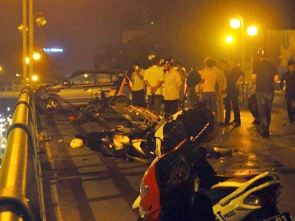 Taxi đâm hàng loạt xe máy trên cầu vượt ở Hà Nội