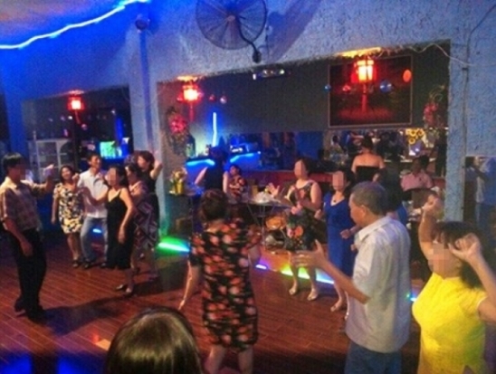 Những độc chiêu săn phi công của quí bà trong các phòng trà kỳ cuối