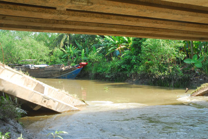 Sập lan can và dầm cầu Cổng 2