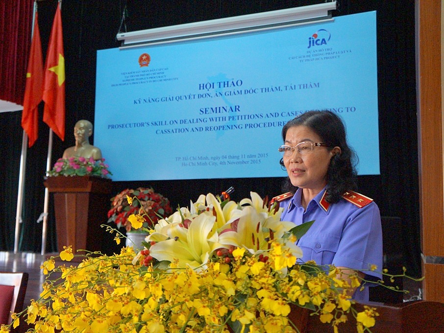 Đồng chí Nguyễn Thị Thủy Khiêm, Phó Viện trưởng VKSNDTC phát biểu tại Hội thảo.
