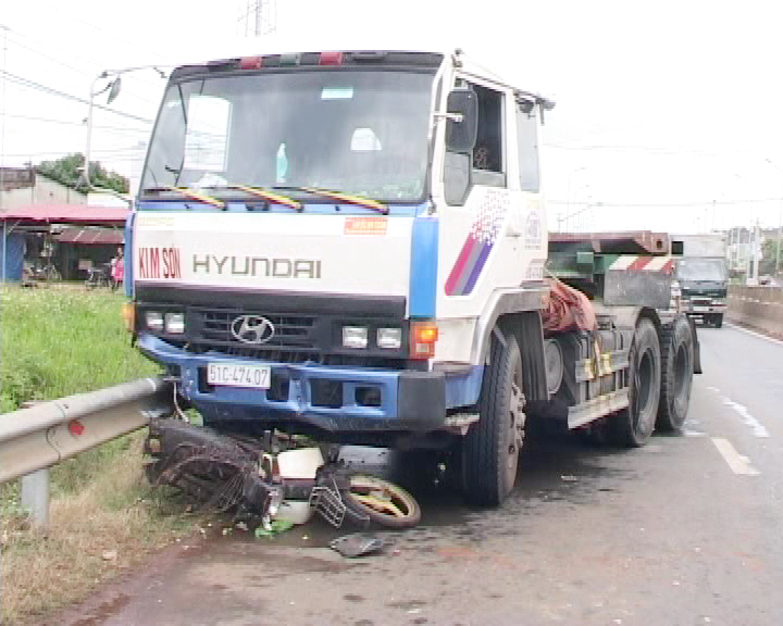 Xe Container đụng xe máy, một phụ nữ nguy kịch