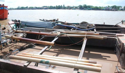 Tạm giữ 2 phương tiện khai thác cát trái phép