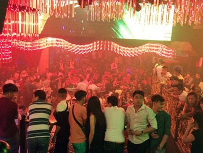 TP HCM Dân chơi ném ma túy khi cảnh sát ập vào quán bar