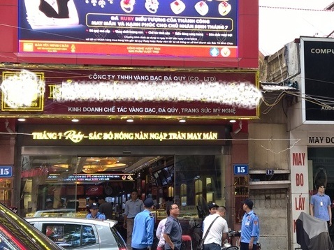 Dân đổ xô đi bán, chủ vàng lộ mánh chống vàng giả