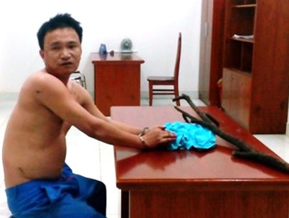 Xông vào nhà cán bộ tòa án để chém người